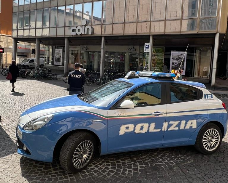 Voleva rubare dei vestiti da Coin. Beccato dalla sorveglianza e arrestato dalla Polizia