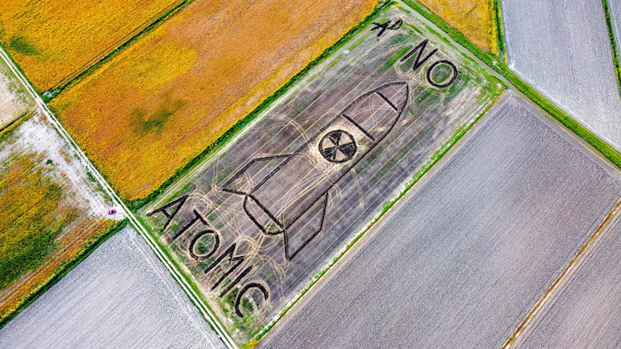 A Castagnaro disegna su un campo un enorme missile nucleare per denunciare il pericolo della guerra atomica