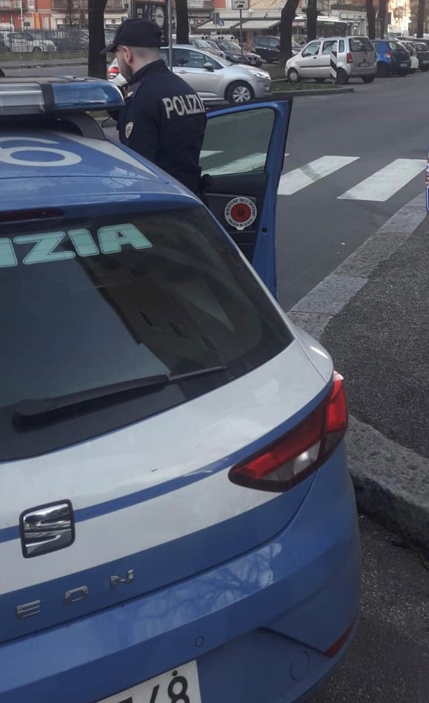 Straniero irregolare e ricercato scappa ma viene acciuffato dalla Polizia.