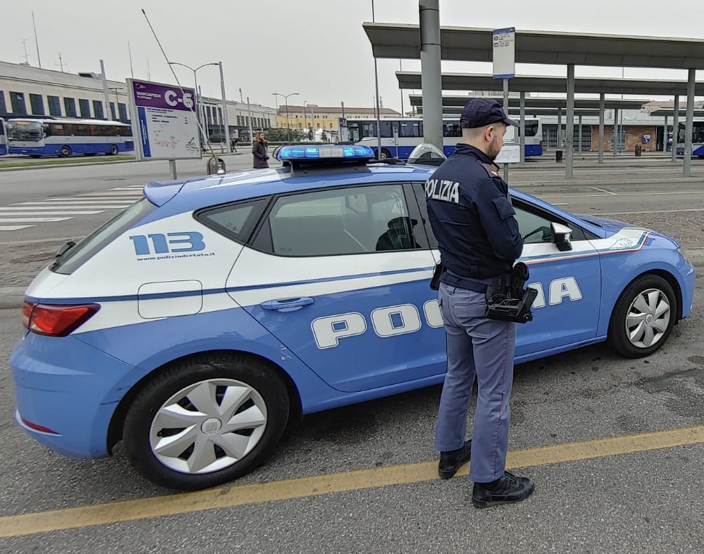 La Polizia arresta immigrato irregolare mentre spaccia droga in pieno giorno