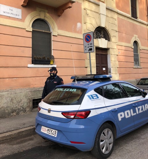 Arrestato dopo che aveva aggredito la compagna stringendole le mani attorno al collo