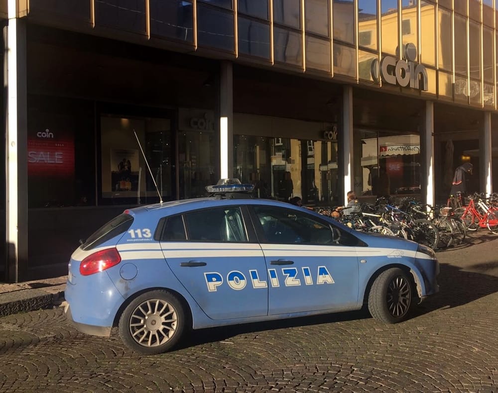 Toglie le placche antitaccheggio da Coin. Beccato con abbigliamento rubato dalla Polizia