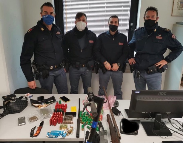 La Polizia scopre in un garage armi, droga e bici rubate. Arrestati 3 giovani