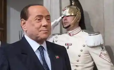 Berlusconi esce dall’ospedale e torna in pista con l’ossessione del centro