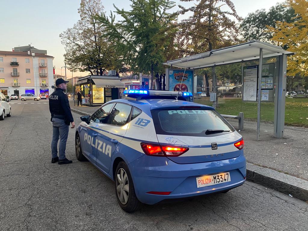 Rapinano una ragazzina sul bus. Ma vengono arrestati dopo pochi minuti allo Stadio