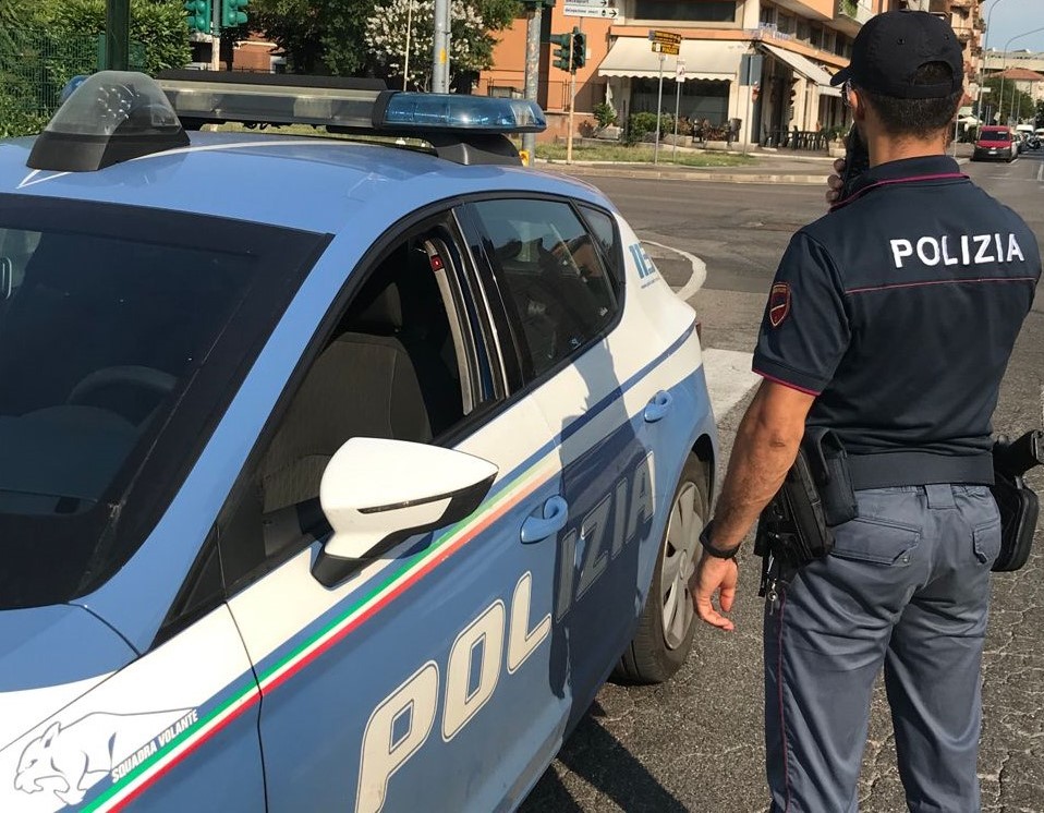 Inseguimento e arresto di un ragazzo in motorino. Era senza patente e senza targa