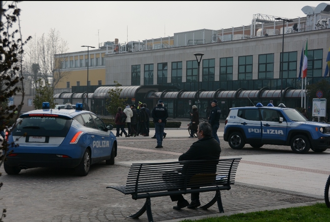 Controlli della Polizia nella zona davanti alla stazione Porta Nuova, infestata da personaggi pericolosi. Arrestati 5 marocchini. 2 arresti nella notte in Lungadige Attiraglio