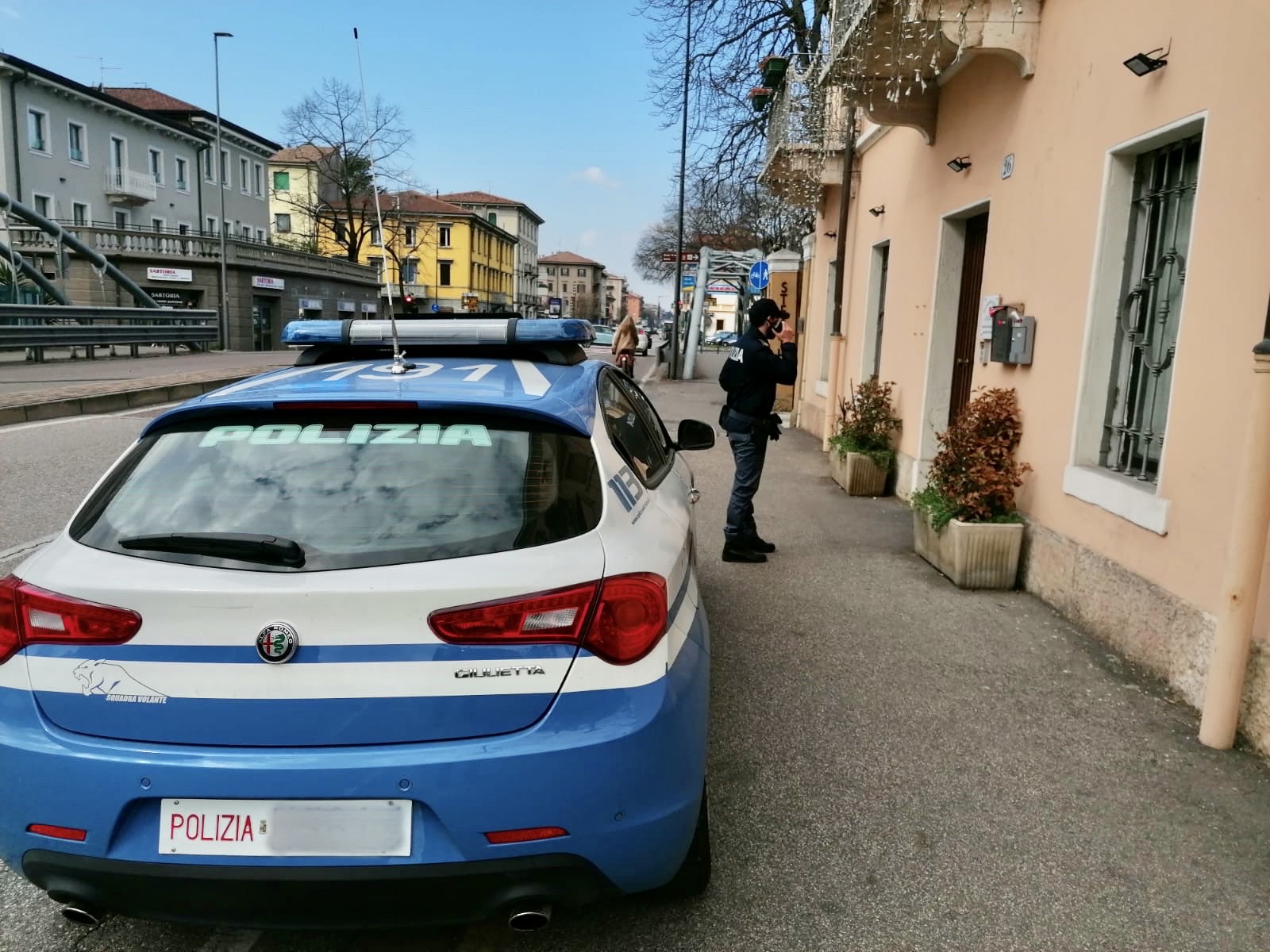 Beccato dai proprietari dopo aver rubato nel loro appartamento di corso Milano li aggredisce per scappare ma viene arrestato dalla Polizia