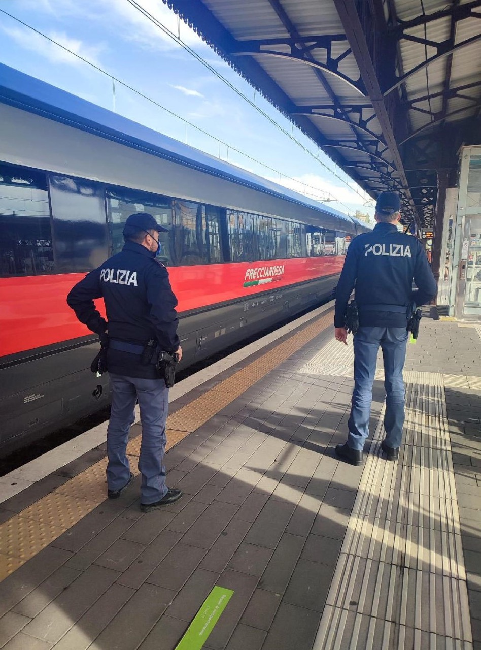 Senza Green Pass si rifiuta di scendere dal treno e aggredisce i poliziotti.