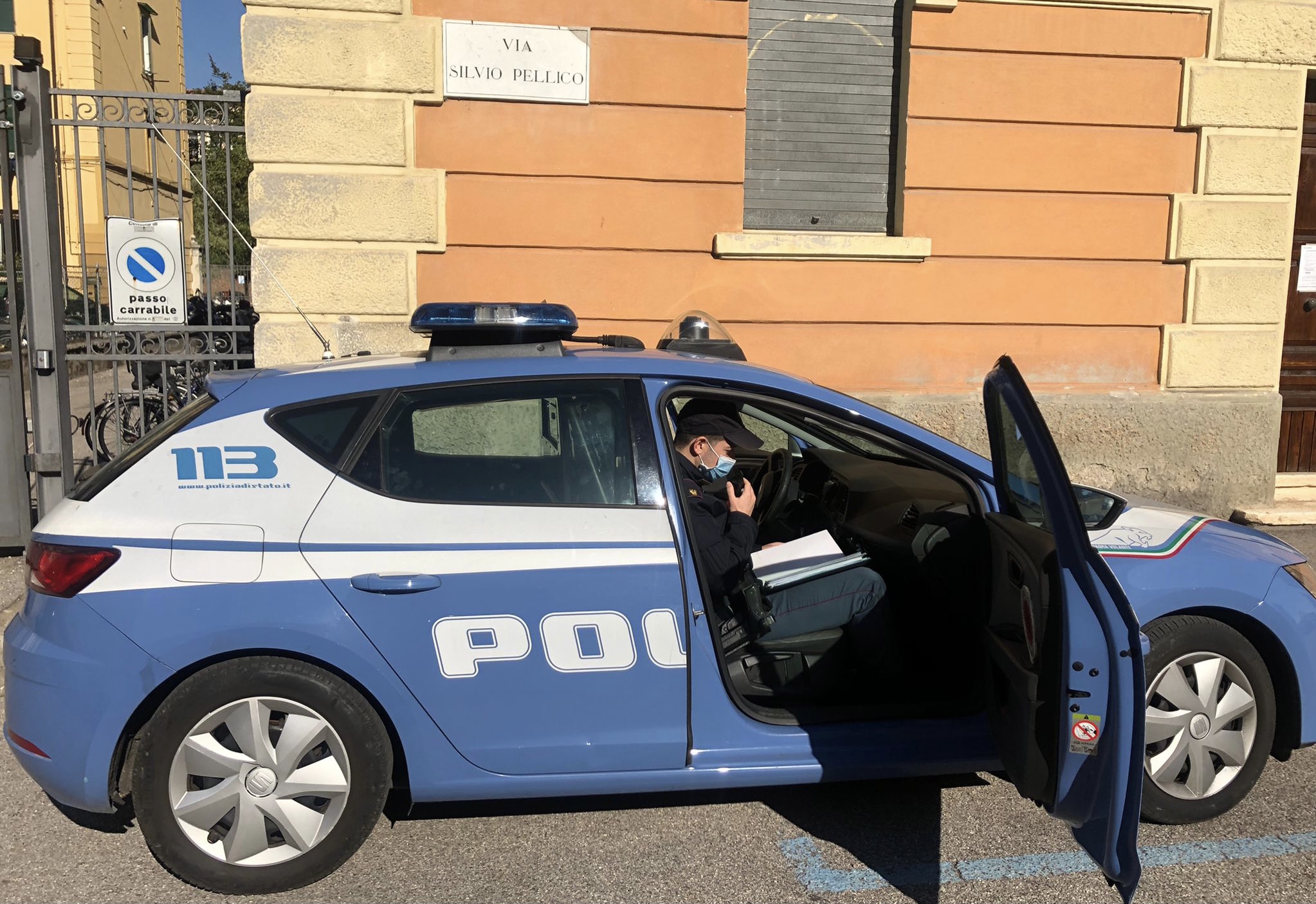 La Polizia arresta un ricercato e salva moglie e figli dalle minacce del marito