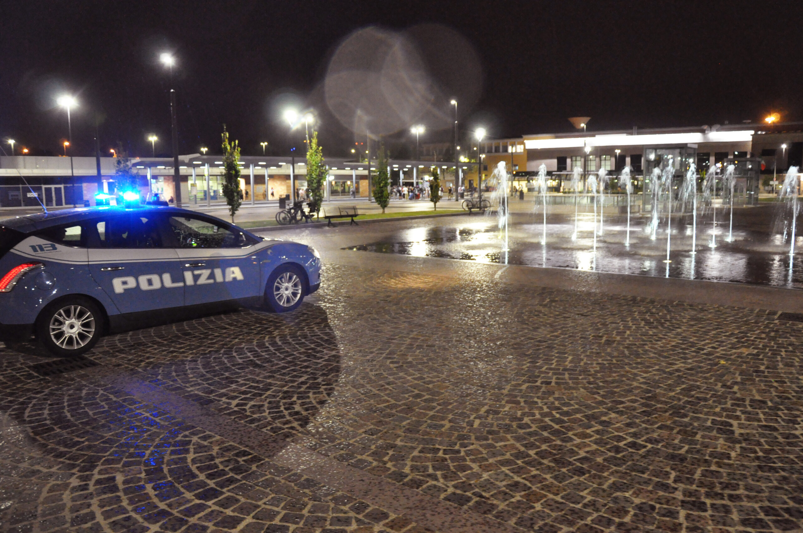 Ancora una rapina nel piazzale della Stazione. Arrestati due giovani