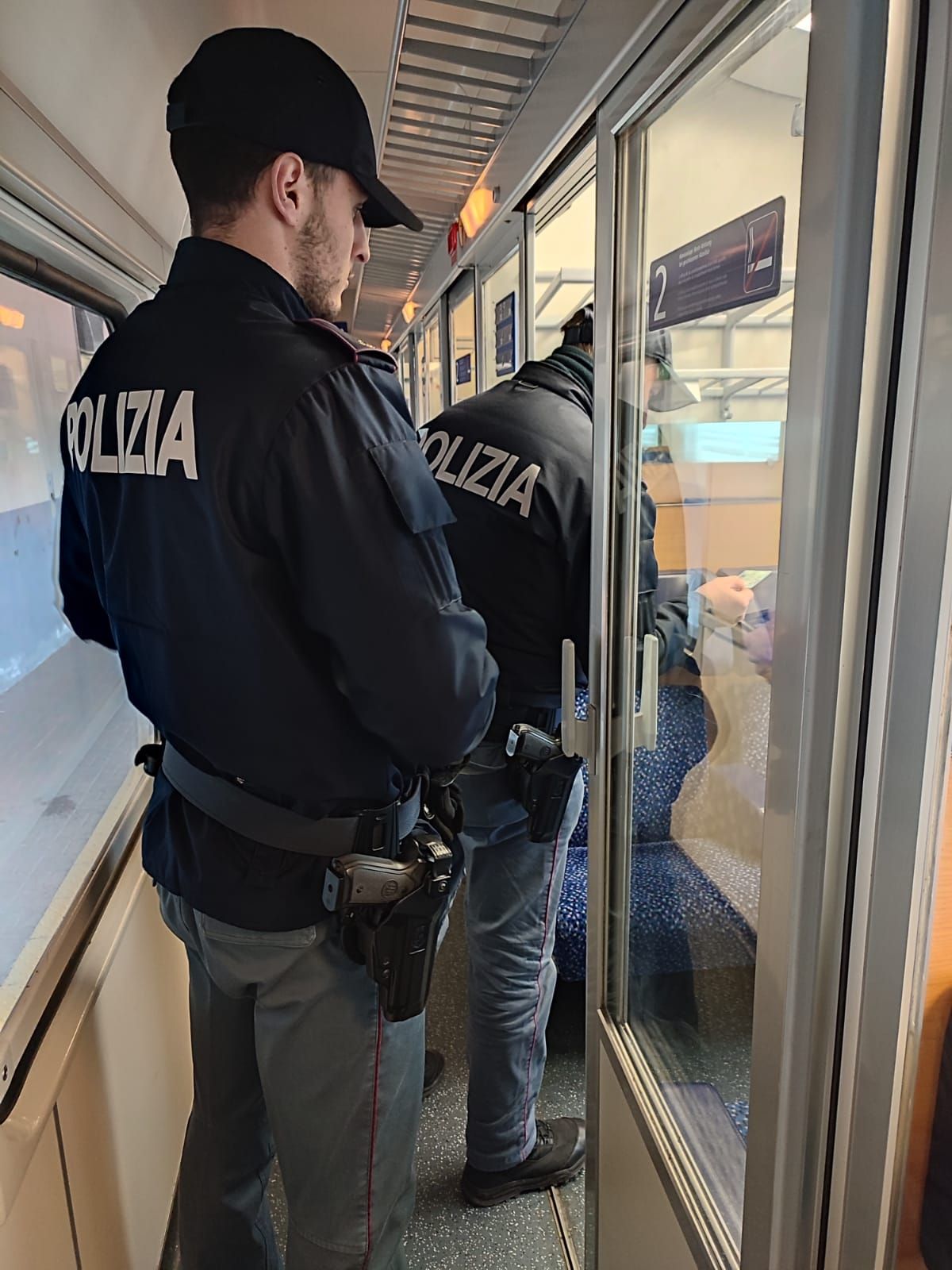 Ruba uno zaino e lo arrestano nel piazzale della stazione