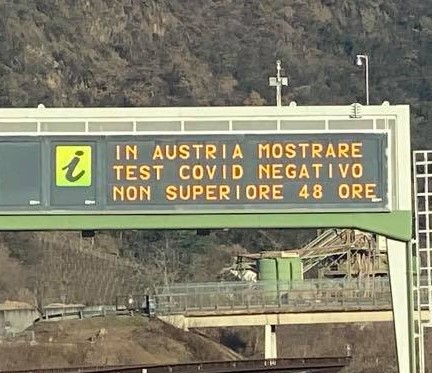 Caos in autostrada per i controlli anti-covid nel Tirolo austriaco. Drive-in di Aquardens ad Affi per i test rapidi