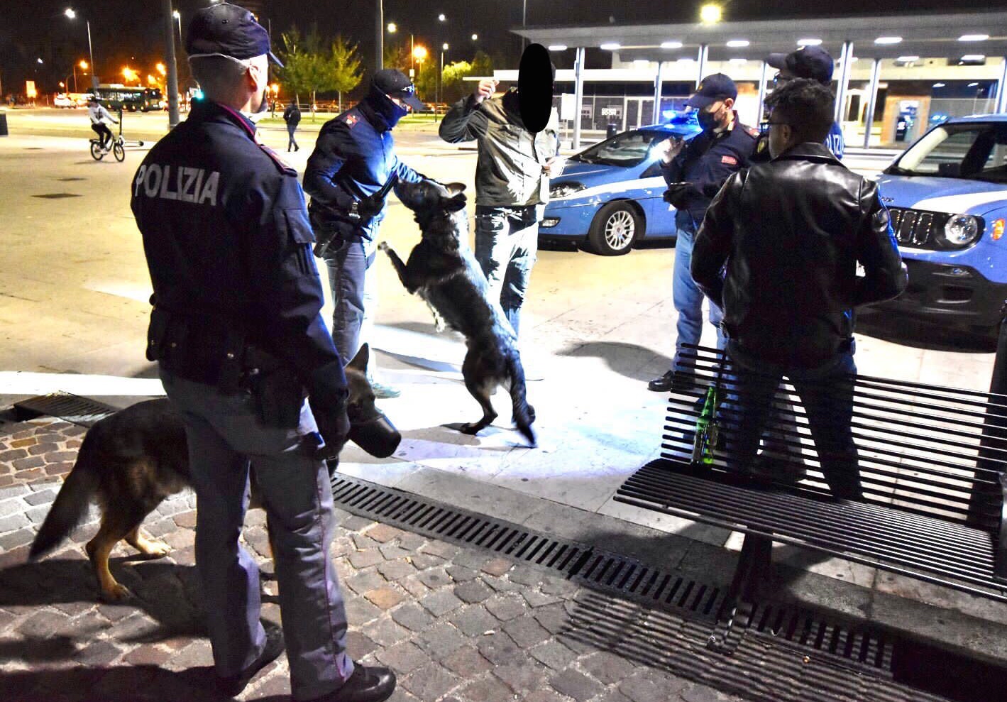 Controlli della polizia contro la droga e l’immigrazione irregolare