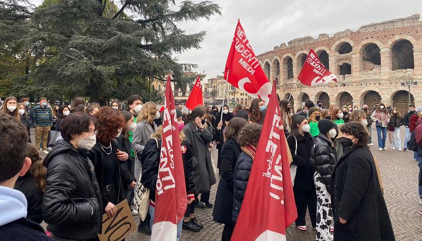 Gli studenti manifestano in piazza Bra contro il nuovo esame di maturità