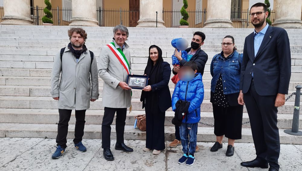 Verona accoglie l’ex responsabile della politica femminile dell’esercito afgano in fuga dai talebani