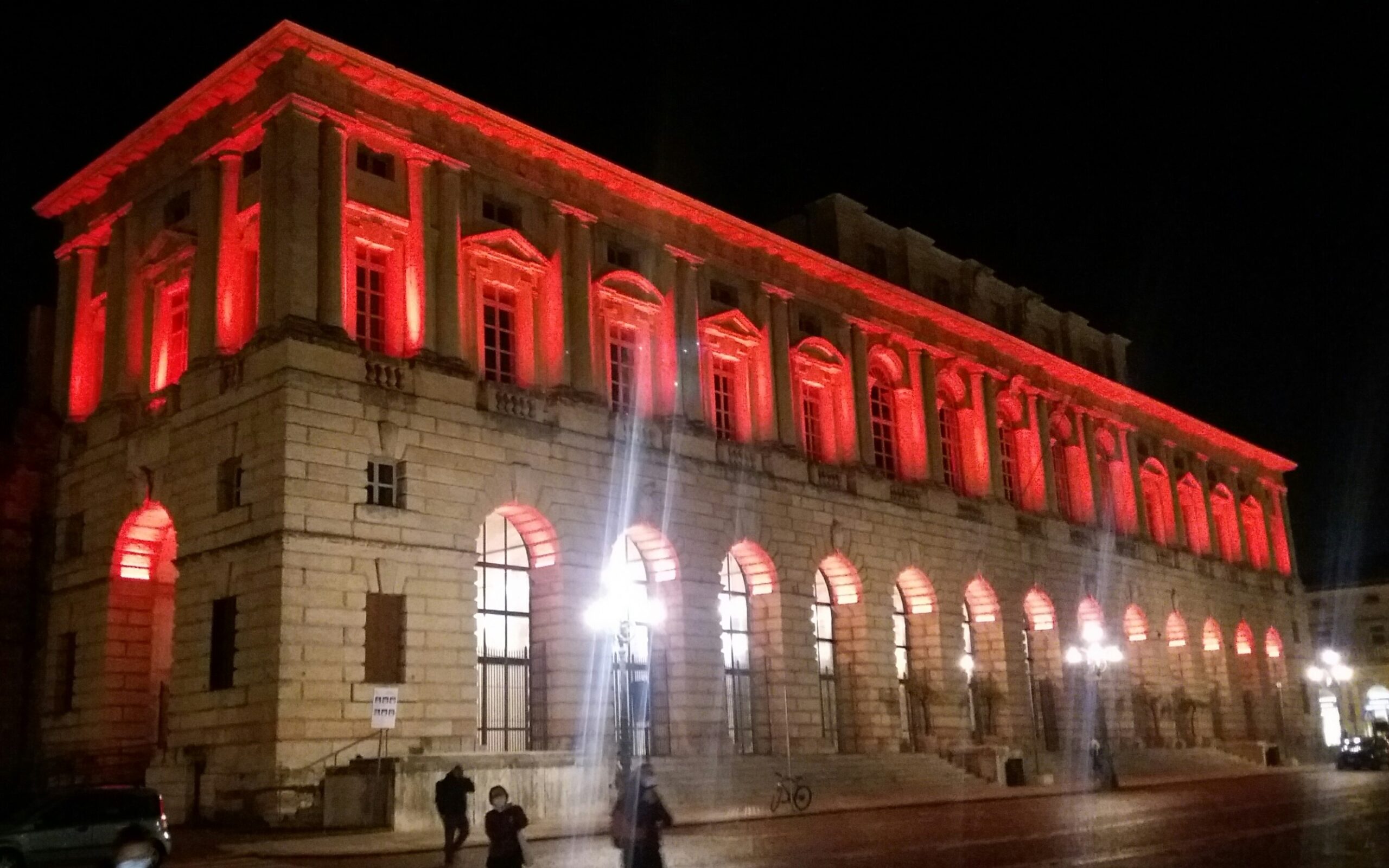 Gran Guardia in rosso nella giornata contro la violenza alle donne