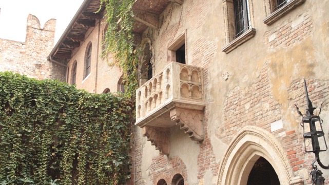 Verona piena di turisti alla fine di ottobre