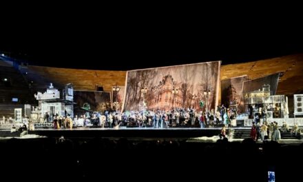 Grande successo per la regia di Alfonso Signorini in “La Bohème” in Arena. Allestimento innovativo e manovrabile per il futuro delle opere