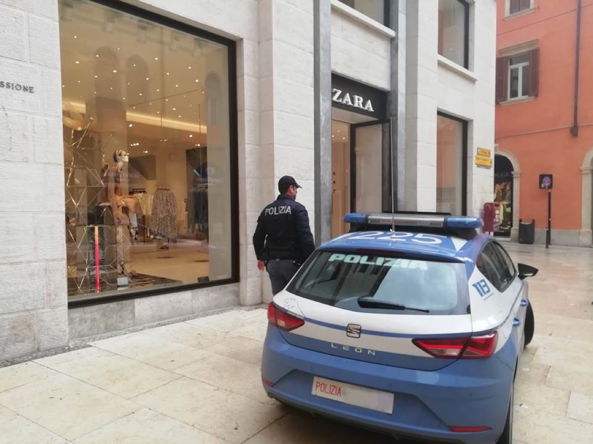 Esce da Zara in via Mazzini indossando abiti appena rubati: 24enne arrestato