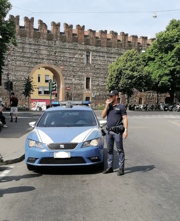 Ragazza milanese aggredita in centro da due coetanee con la scusa della sigaretta.