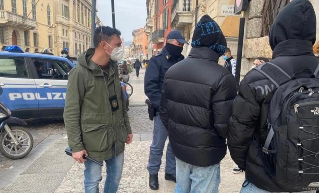 Per gli 8 ragazzi arrestati venerdì notte non finisce qui: divieto di accesso ai pubblici esercizi e ai locali di pubblico intrattenimento