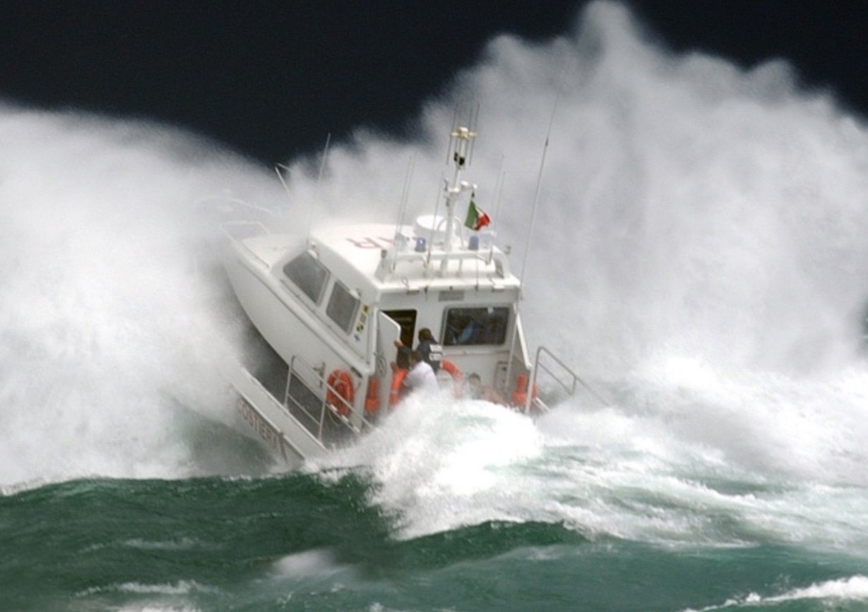 Sette persone tratte in salvo ieri sul Garda dalla Guardia Costiera: a causa della tempesta onde alte sino a 3 metri