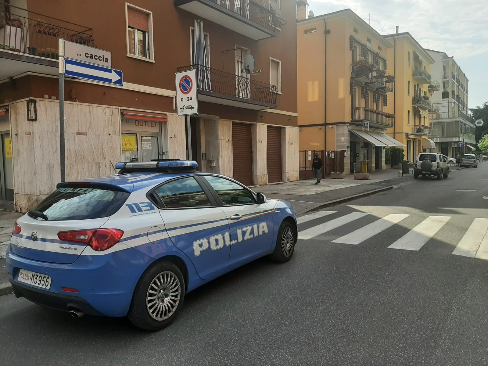 In motorino senza patente, con droga e ricercato. Arrestato dalla Polizia 