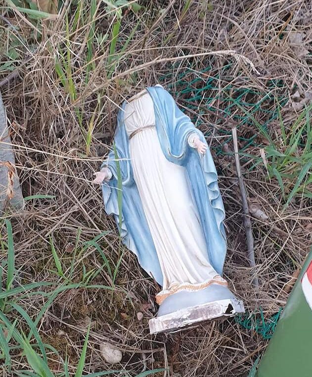 Valeggio. Il sindaco condanna l’ultimo atto vandalico: distrutto capitello della Madonna