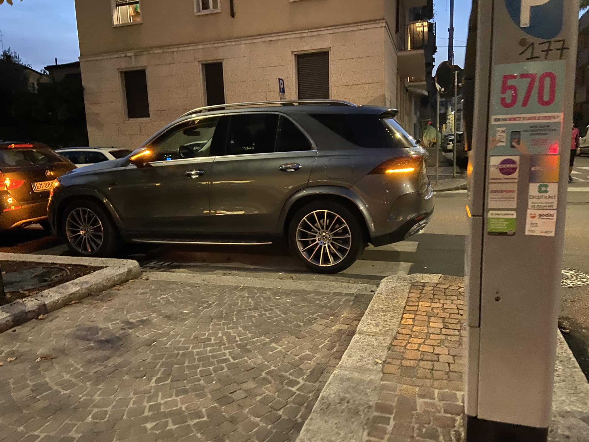 Gli abitanti di Borgo Trento esasperati. Non trovano più posti dove mettere l’auto. Sosta selvaggia. E anche macchine in doppia fila.