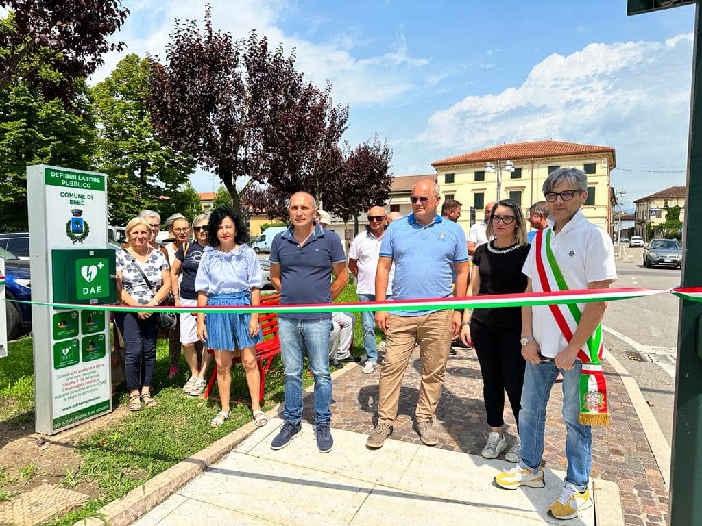 Erbè installa un defibrillatore nella piazza principale e forma i cittadini per utilizzarlo