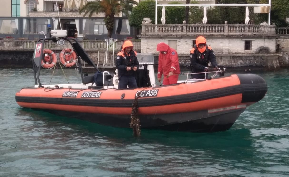 Guardia costiera e Vigili del fuoco recuperano nel Garda una pericolosa rete da pesca sommersa e abbandonata