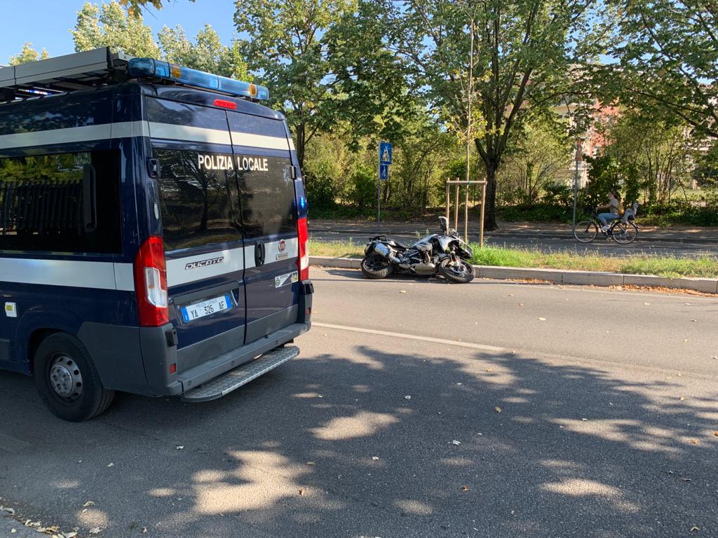 Incidente tra bici e moto in Via Pontida