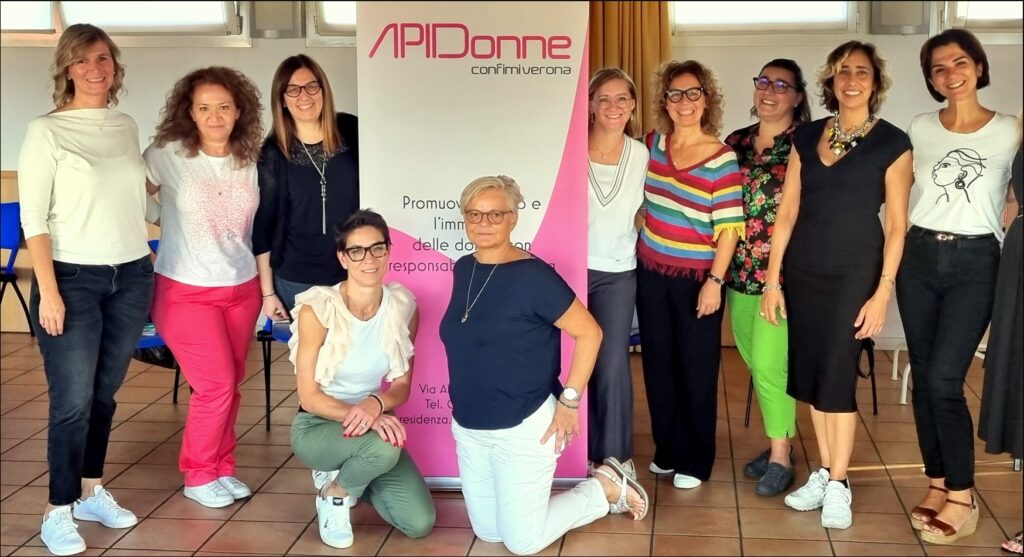 La manodopera è un problema per le imprese che non trovano dipendenti ma anche per le donne in cerca di indipendenza economica. Qui una rappresentanza del direttivo di APIDonne, il gruppo femminile di Apindustria Verona.