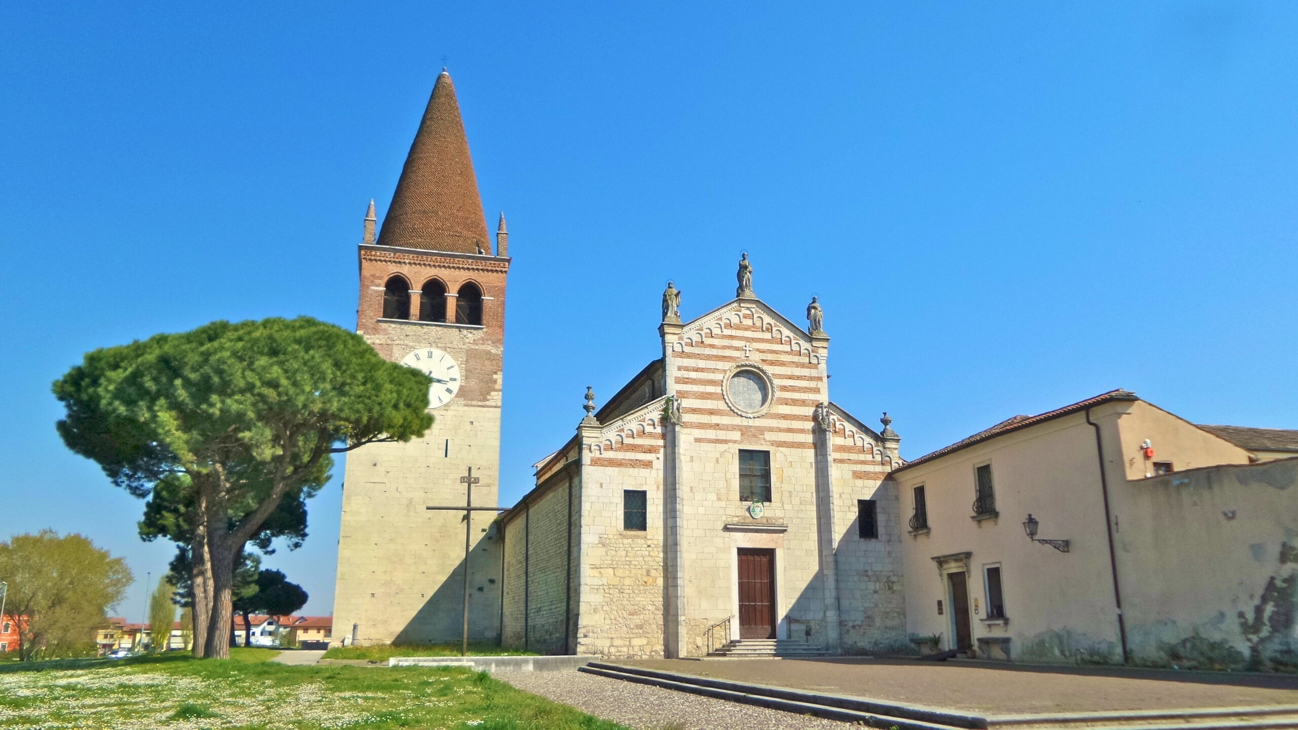 Irnerio De Marchi presenta nell’Abbazia di San Bonifacio il volume “le opere d’arte dell’Abbazia di Villanova”. Nel pomeriggio i custodi volontari effettuano visite guidate all’interno del complesso abbaziale