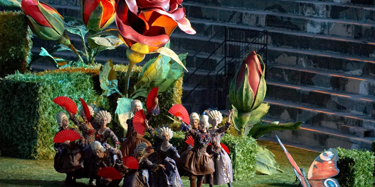 “Il Barbiere di Siviglia” di Rossini torna a Verona. Eleganza e talento nel giardino Rococò di Hugo De Ana