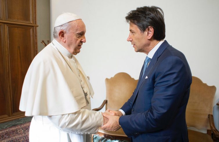 Altro che “riarmo”: fra Don Abbondio e Badoglio, i nostri politici stanno al sicuro sotto la tonaca di papa Francesco