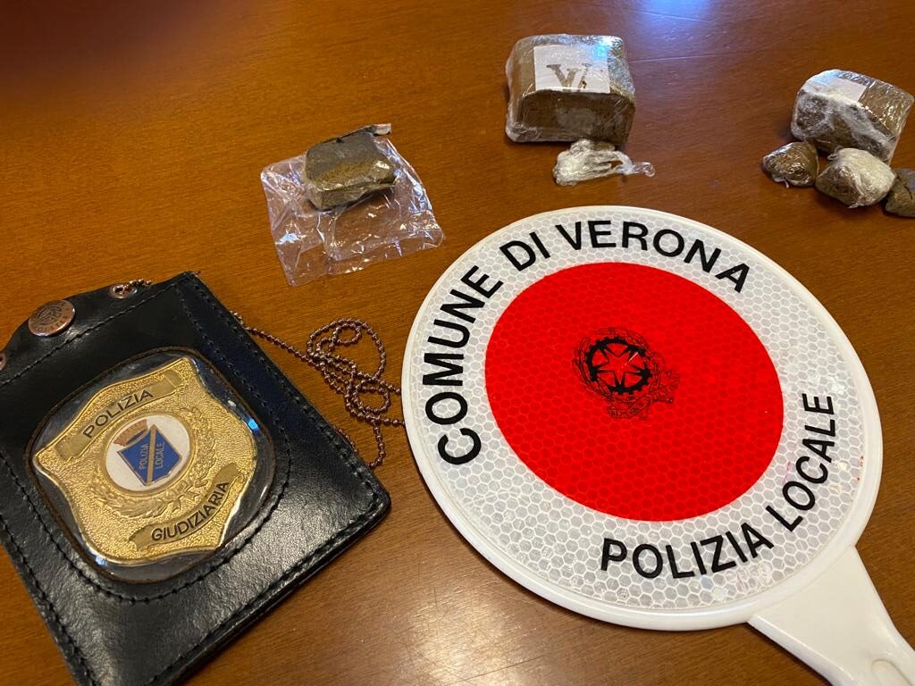 Linea 138, adesso il blitz l’ha fatto la Municipale: 14 agenti, due arresti, un etto di droga tolto di mezzo, sette multe per assenza di green pass