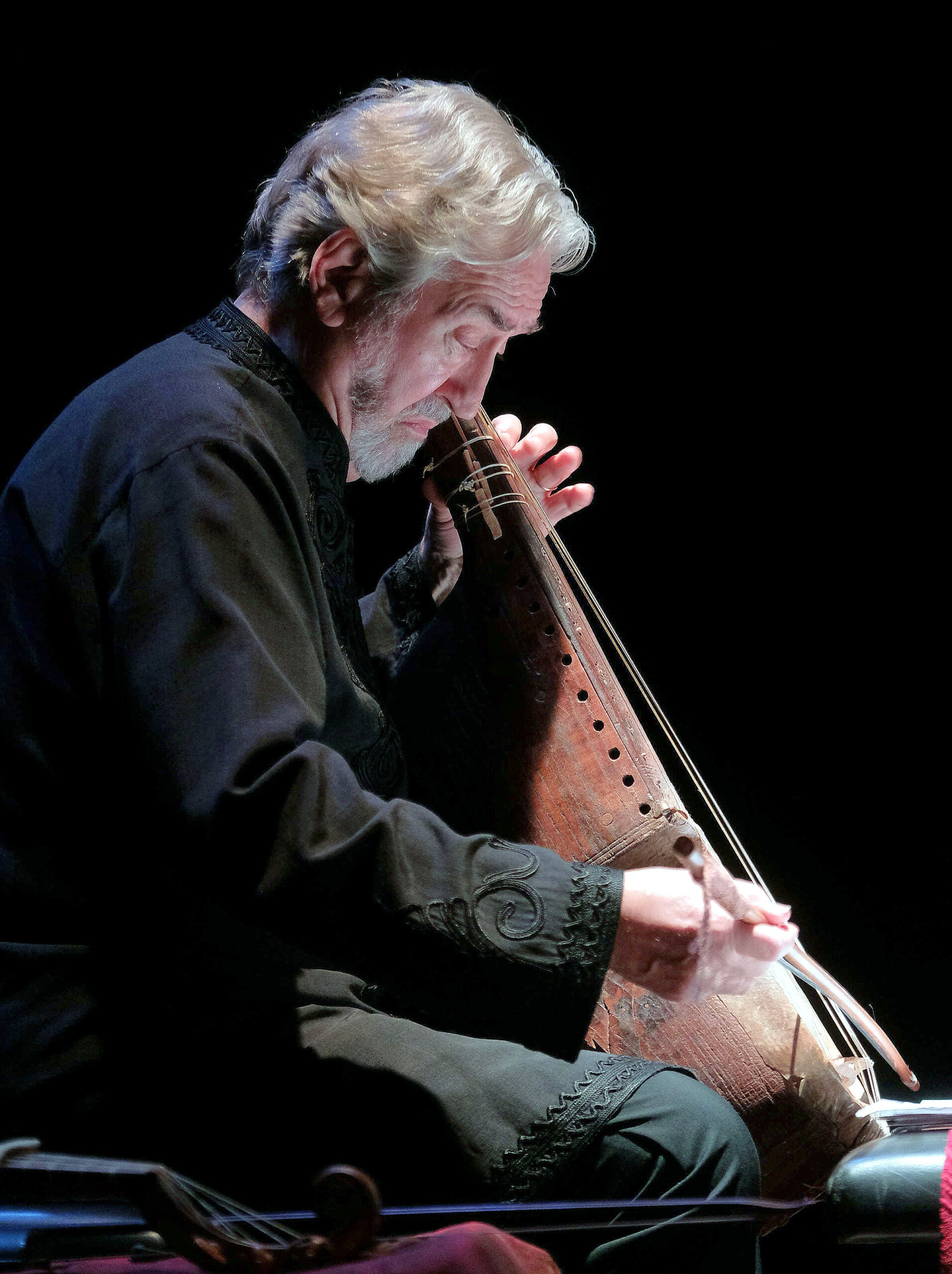 Jordi Savall, maestro catalano del barocco, gambista e violoncellista, direttore d'orchestra e musicologo