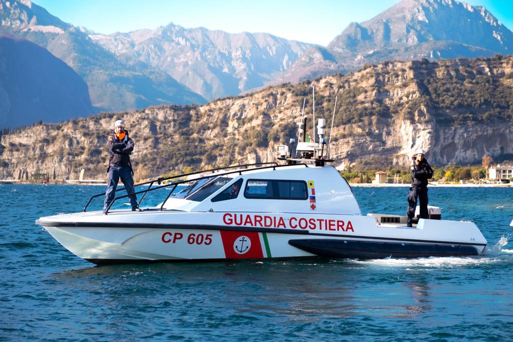 Castelletto di Brenzone, Guardia Costiera e Vigili del fuoco cercano un pescatore dispero nel Garda