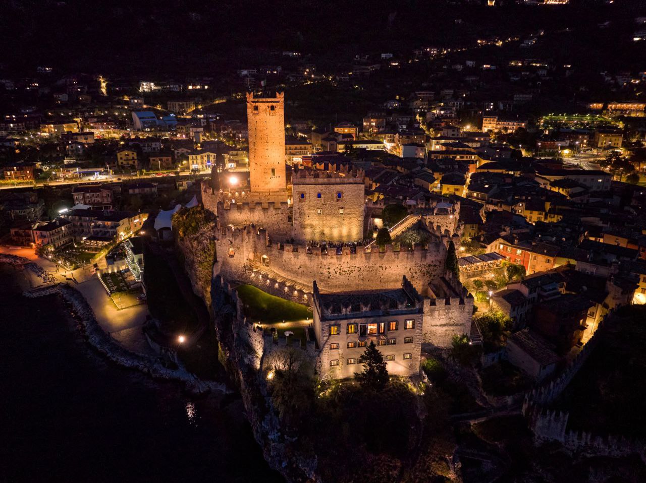 Il Castello di Malcesine illuminato accoglierà i visitatori anche nel periodo natalizio