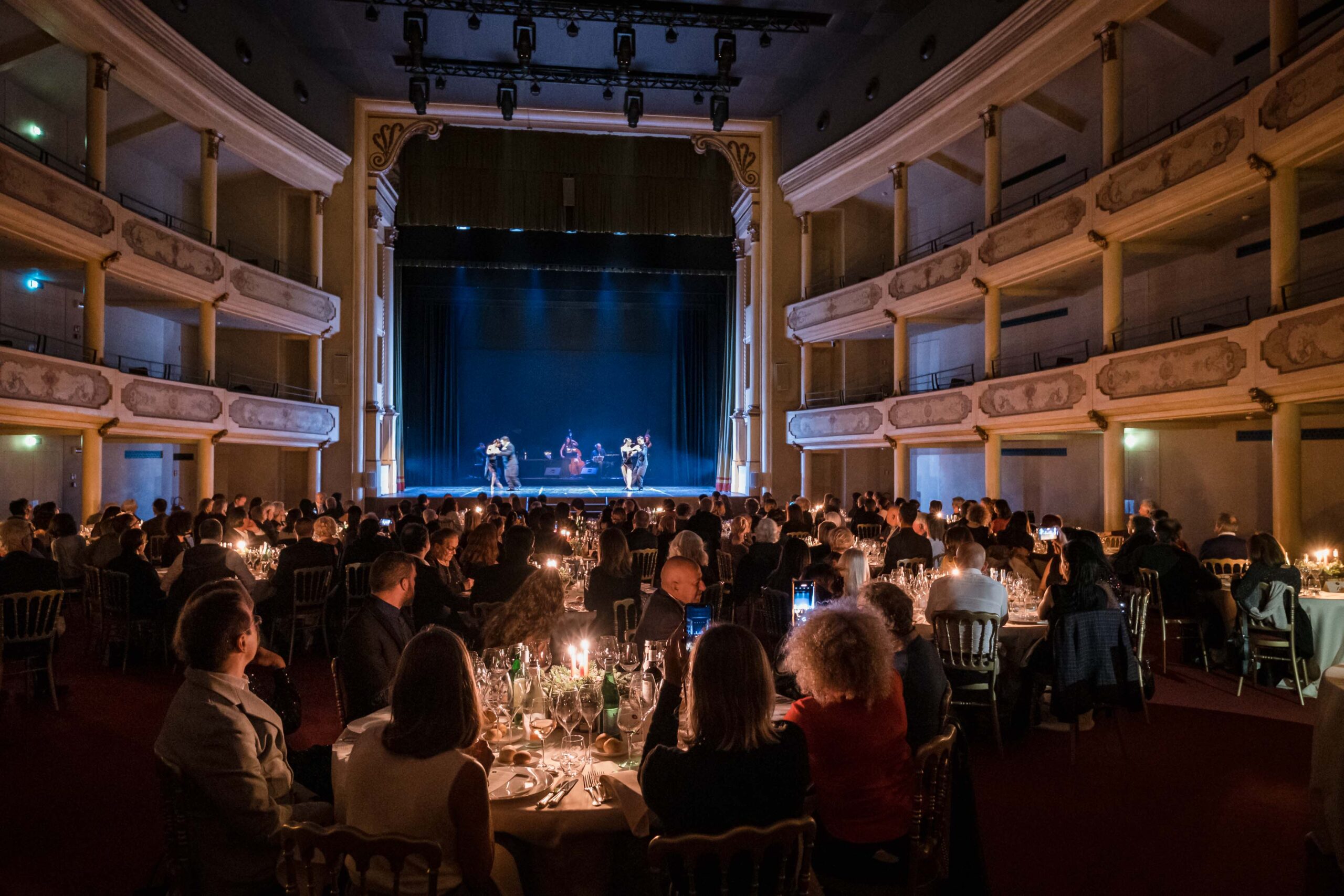 Cenare a teatro vista palcoscenico: oltre 800 ospiti alle cene spettacolo del Ristori