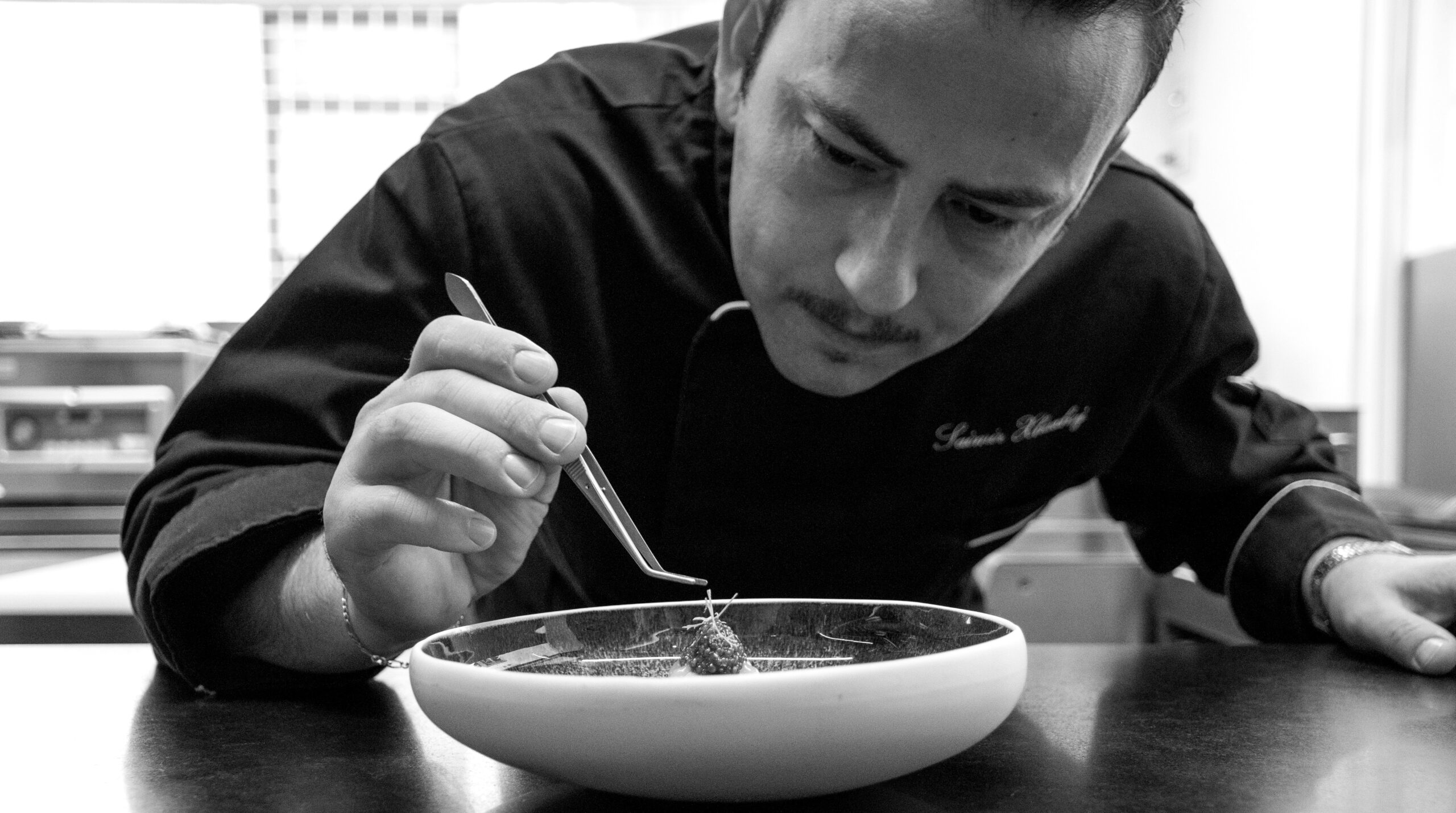 Mediterraneo Express: lo chef Saimir Xhaxhaj riapre La Canonica a Verona. Eclettismo e talento di ritorno da un viaggio lungo una vita