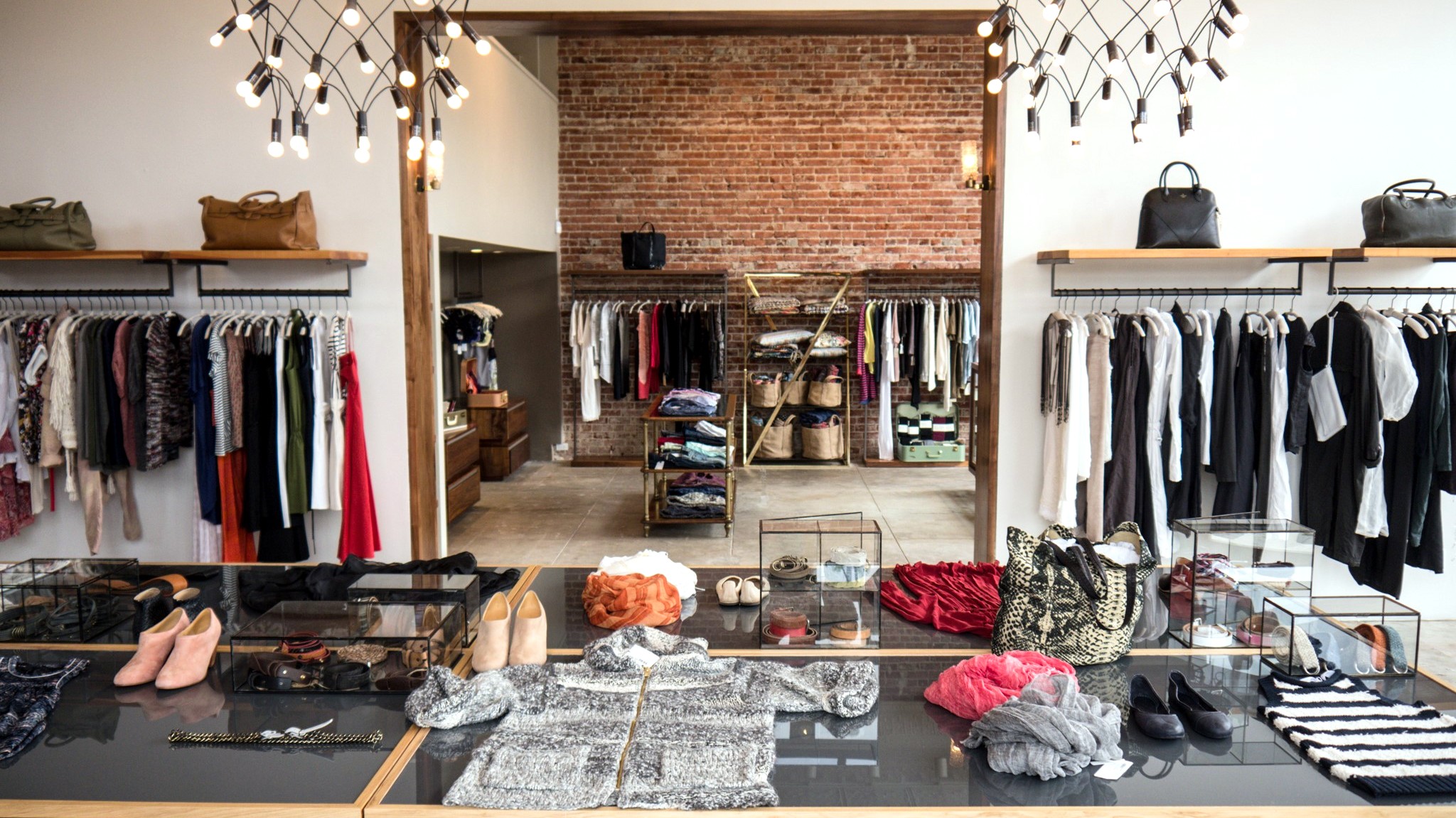 Abbigliamento, commercianti contro gli ipermercati: “Sono aperti e vendono di tutto, è concorrenza sleale”