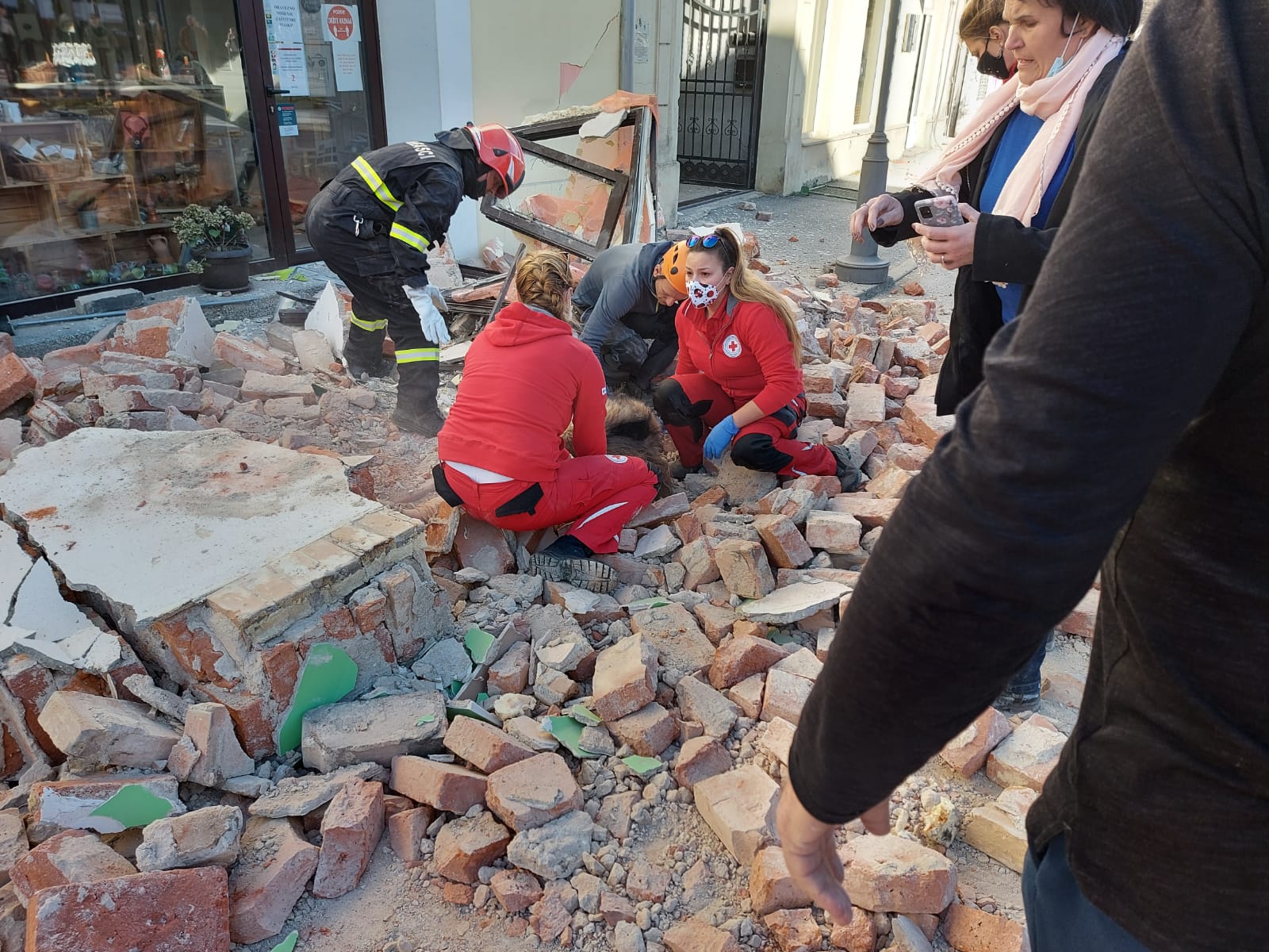 Nuova scossa di assestamento alle 15.35 (di magnitudo 4.3) ed alle 14.02 a Verona . In partenza la colonna mobile della Regione per la Croazia con due unità di ricerca e soccorso