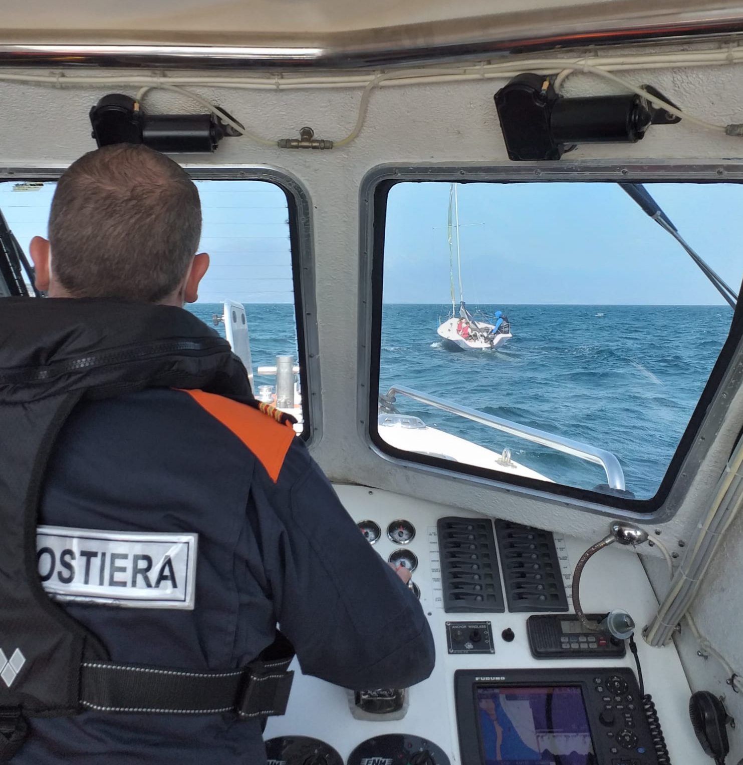 La Guardia Costiera salva nel lago una barca a vela in avaria