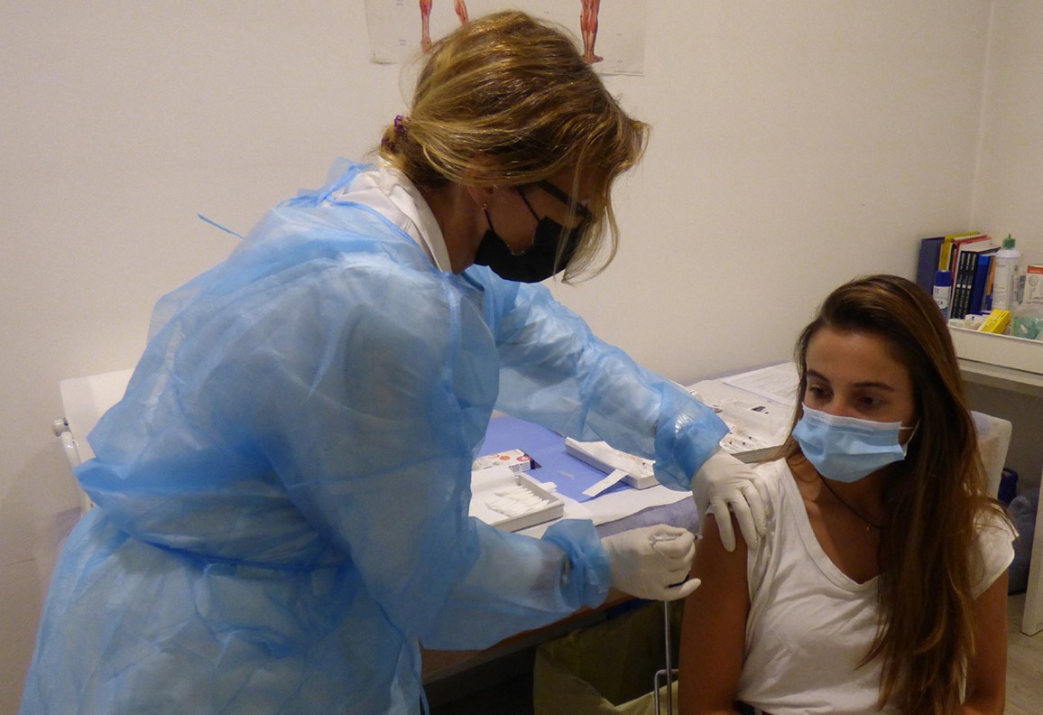 Covid: niente quarantena per i vaccinati con 3 dosi