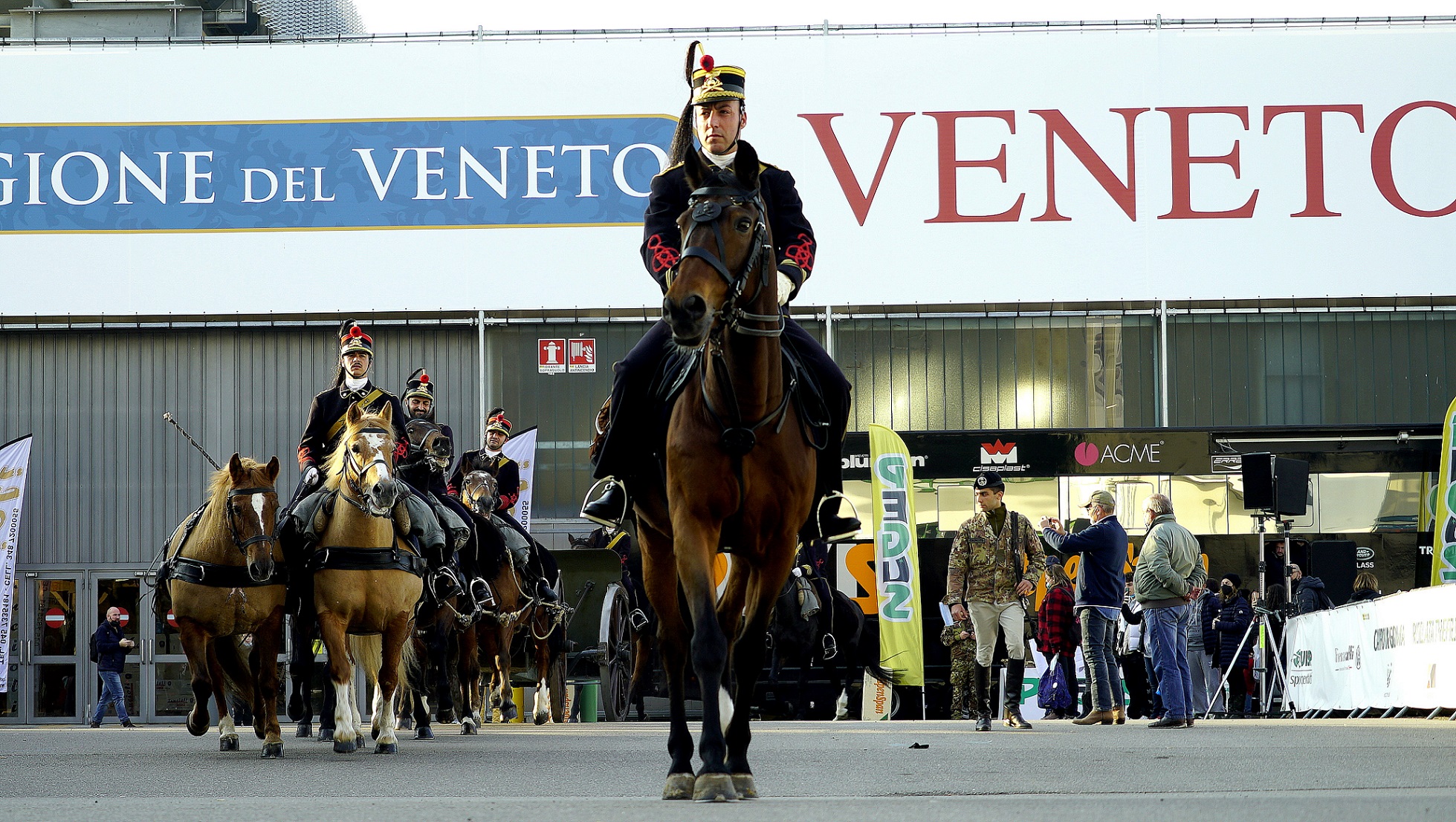 Esercito in fiera con l’artiglieria a cavallo della Grande Guerra. Ma anche di “scorta” ai disabili arrivati in carrozza da Modena