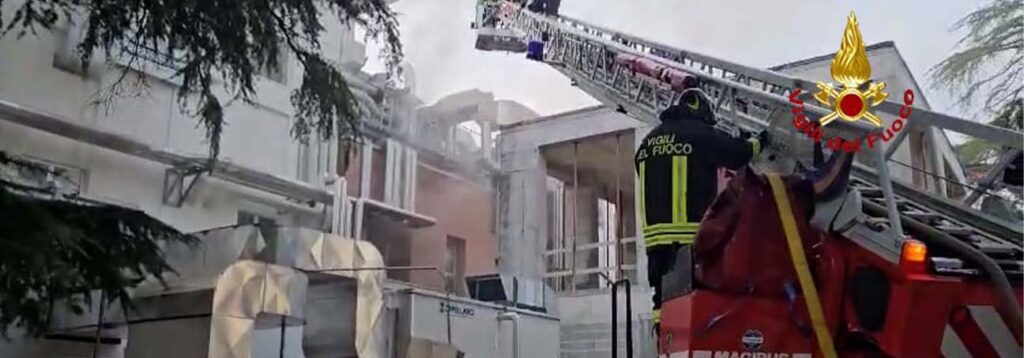 Incendio alla Newchem farmaceutica in via Roveggia