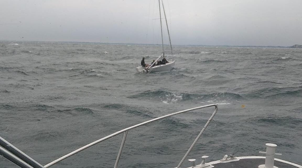 Guardia Costiera e Vigili del Fuoco, recuperati ieri nel Garda in tempesta quattro natanti